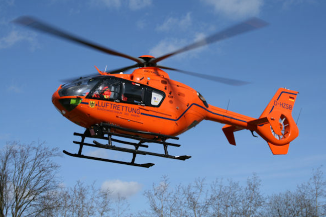 Ein Zivilschutz-Hubschrauber im Landeanflug.